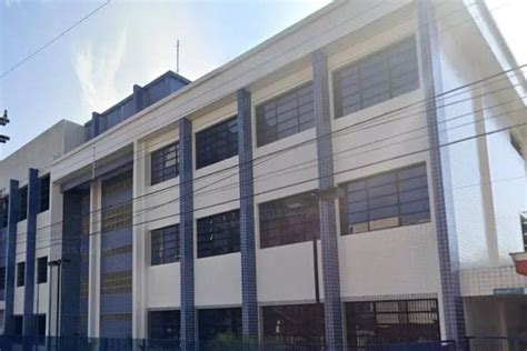 Professora é demitida após beijar aluno de 14 anos em São Paulo.
